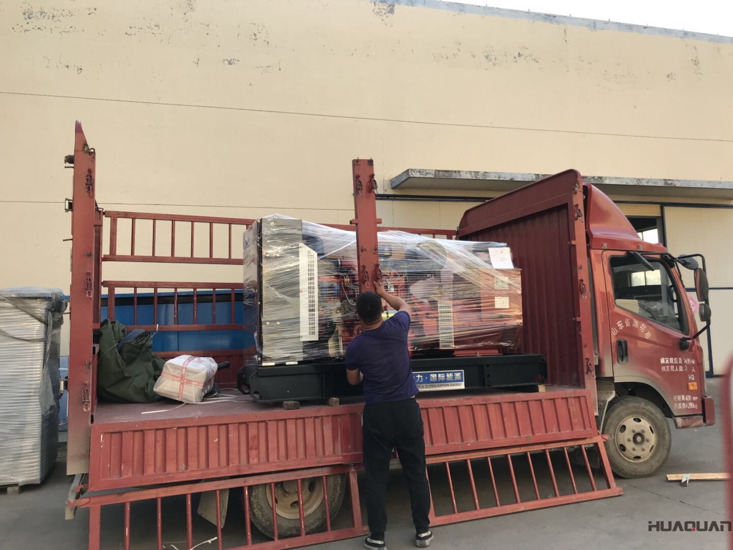 一臺30kw標配柴油發(fā)電機組于8月22日順利發(fā)往江蘇省