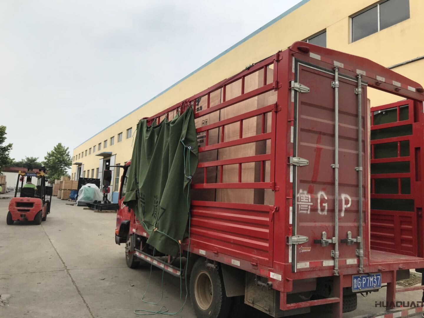 河南省翟先生訂制的400kw自動化柴油發(fā)電機組已于8月2日順利發(fā)出