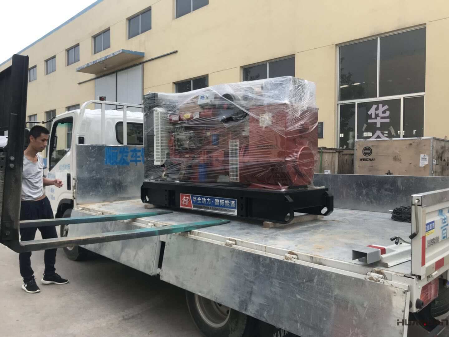 9月5日一臺100kw標配型柴油發電機組發往河南