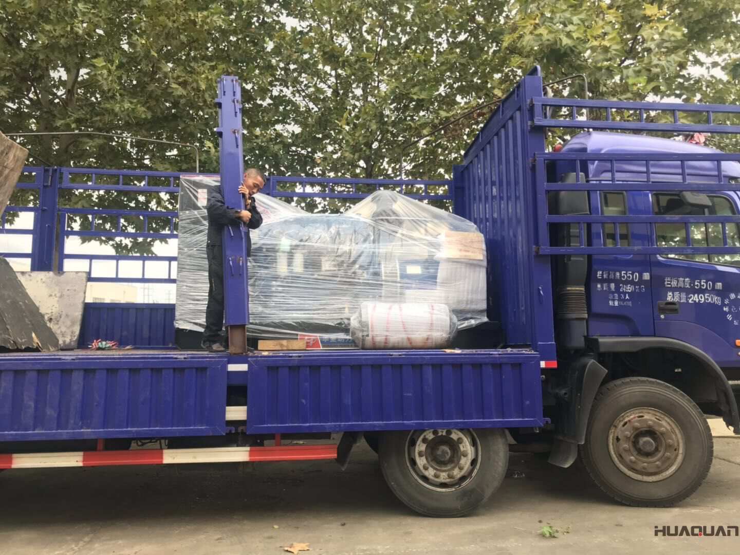 10月9日一臺300kw四保護柴油發(fā)電機組發(fā)往遼寧