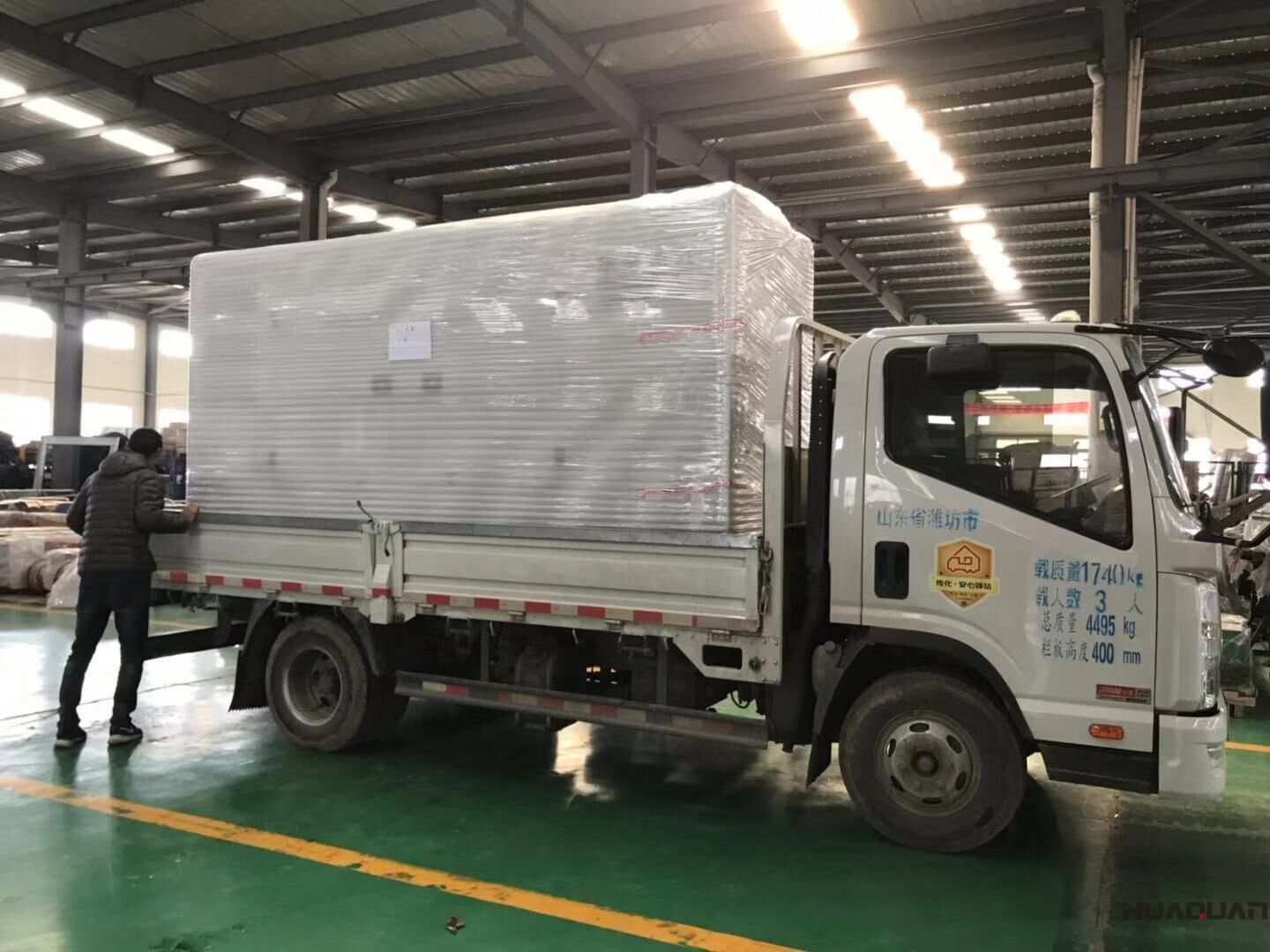 河南楊先生11月2日從華全動力采購了一臺300kw移動靜音拖車柴油發電機組，現已發往目的地