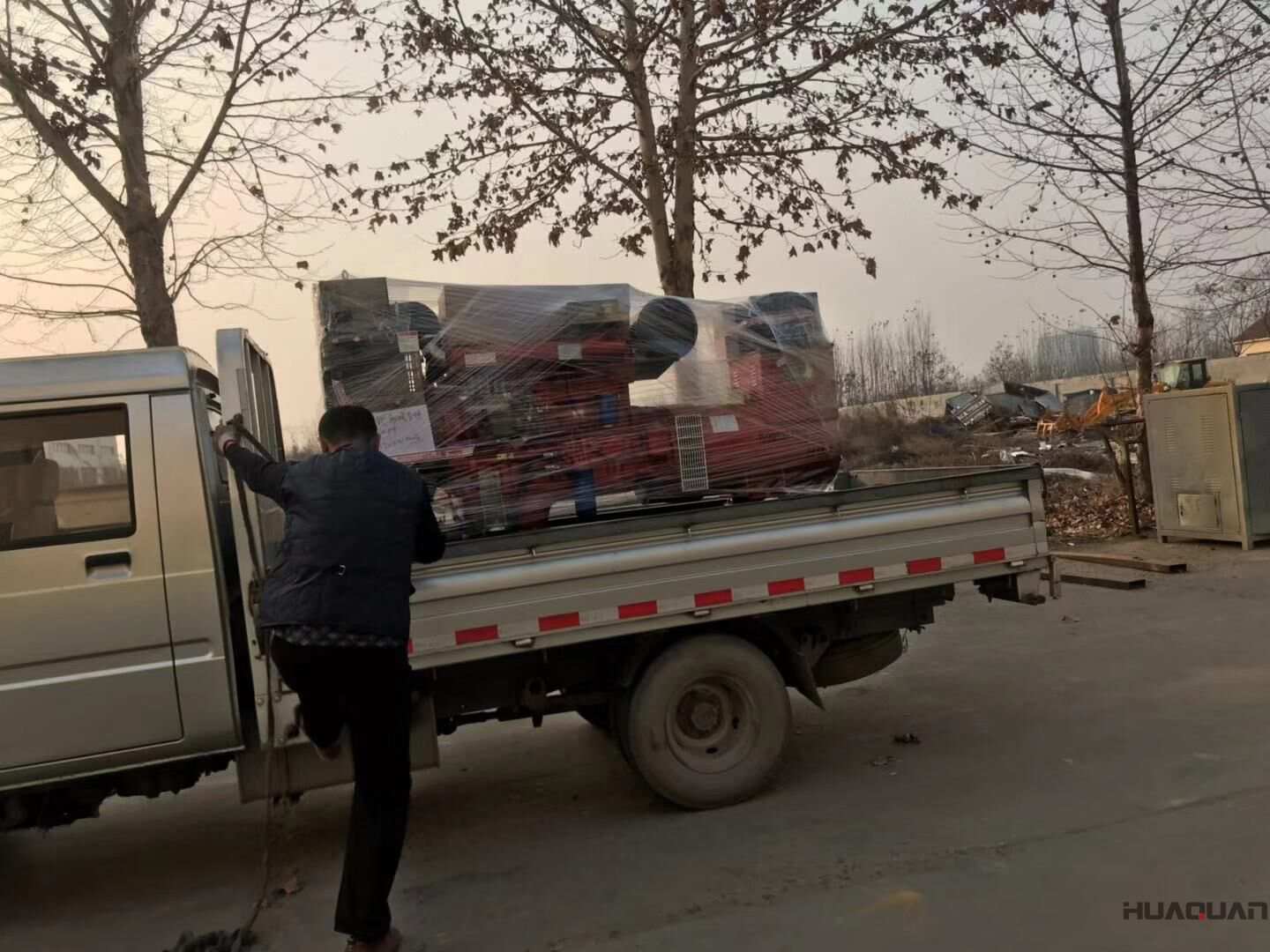 解先生在11月14日從華全動(dòng)力訂購(gòu)了一臺(tái)50kw標(biāo)配柴油發(fā)電機(jī)組，現(xiàn)在已經(jīng)成功發(fā)往山東省