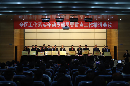 華全動力總經(jīng)理趙立增上臺領(lǐng)取2018年先進企業(yè)獎牌