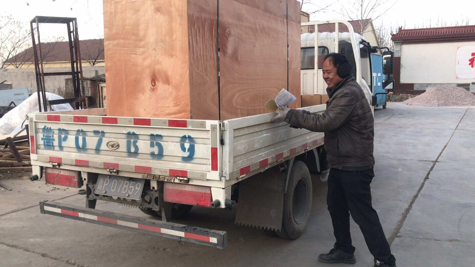 1月12日，湖北省李先生從華全動力采購的80kw移動靜音升降燈順利發往目的地